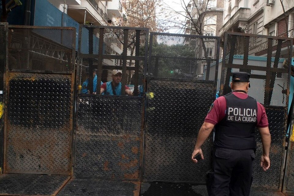 El vallado a la casa de la vicepresidenta provocó la reacción de la militancia que decidió ir a la casa de Cristina.