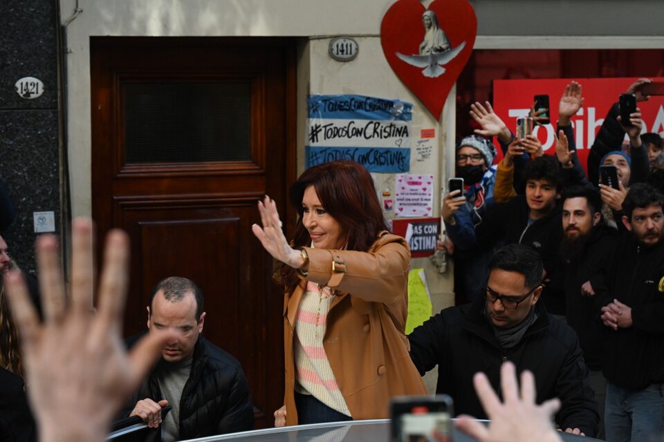Cristina Kirchner se dirige a sus seguidores en la puerta de su casa en el mediodía del domingo. (Fuente: Télam)