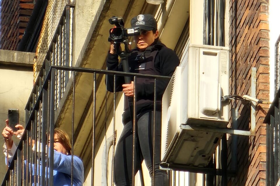 La policía de la Ciudad accedió a los balcones de las casas de vecinos de Cristina Fernández para grabar a los manifestantes. (TW/@florcarignanook).