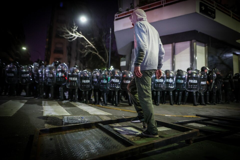 La Policía de la Ciudad reprimió a los que respaldaban a Cristina Kirchner frente a su casa. (Fuente: EFE)