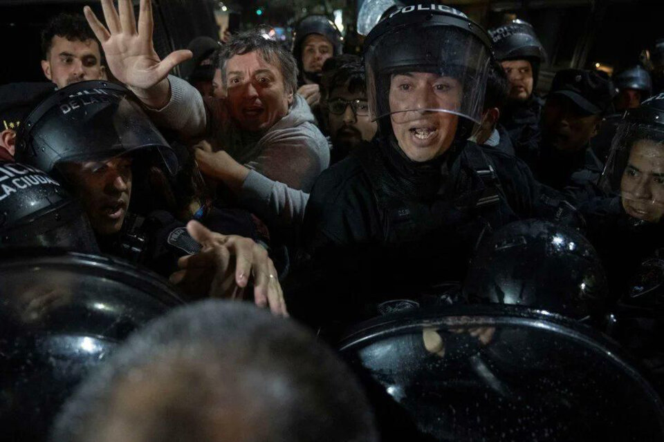 La policía de la Ciudad golpeó a Máximo Kirchner cuando intentaba llegar a la casa de su madre.