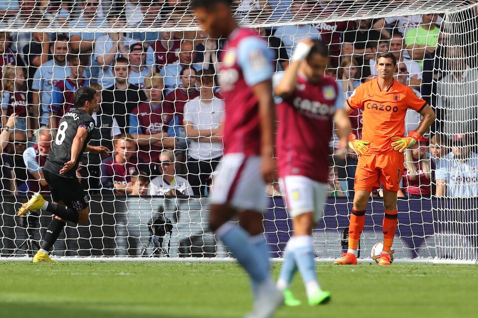 Brazos en jarra, "Dibu" Martínez padece una nueva derrota con Aston Villa (Fuente: AFP)