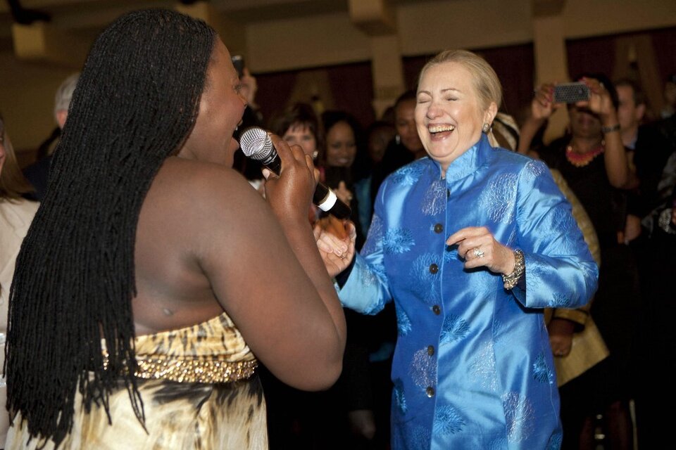 Foto de archivo de Hillary Clinton bailando durante un evento en la residencia presidencial de Sudáfrica, en agosto del 2012. (Foto: Jaquelyn Martin/AFP)