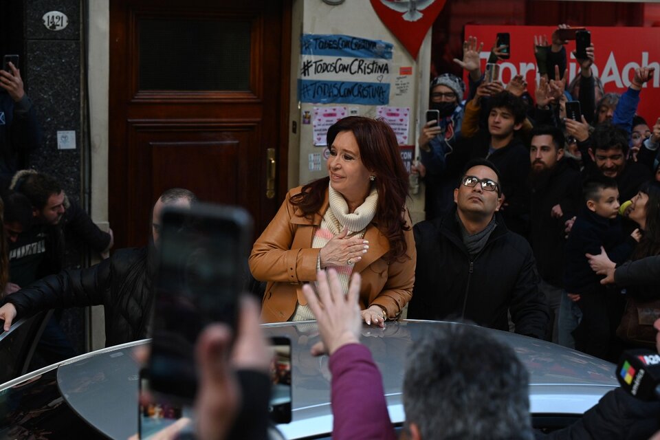Durante el día, Cristina Kirchner salió y entró a su casa y en cada ocasión saludó, firmó libros, hizo fotos y agradeció a los manifestantes.