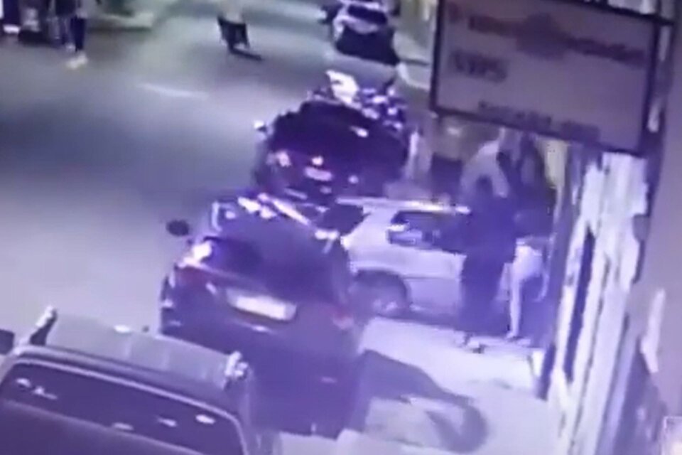 Chocó su auto contra la puerta de un boliche de San Pedro después de que lo echaran. Imagen: captura de video