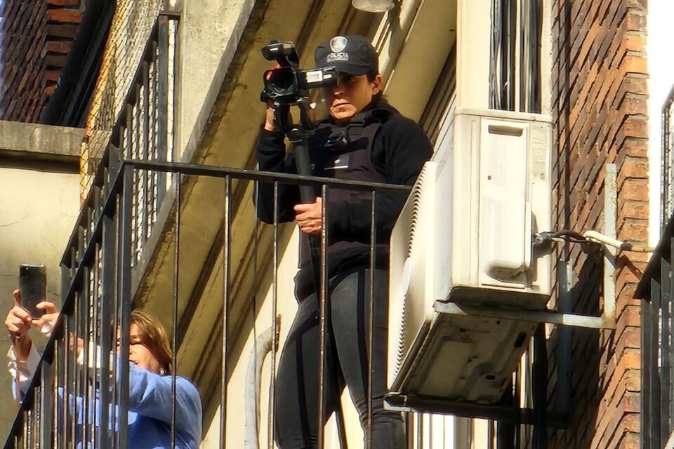 La policía de la Ciudad accedió a los balcones de las casas de vecinos de Cristina Fernández para grabar a los manifestantes. (TW/@florcarignanook). 