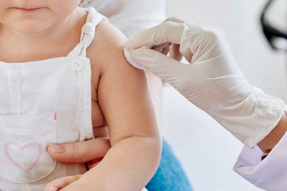Vacunación libre contra Covid-19 para niñes de 6 meses a 2 años en la Provincia