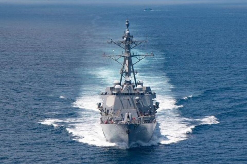 Uno de los buques estadounidenses que navega por el estrecho de Taiwán. Imagen: AFP. 