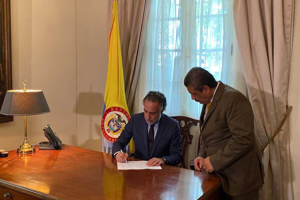 Armando Benedetti se posesiona como embajador de Colombia en Venezuela / oficial