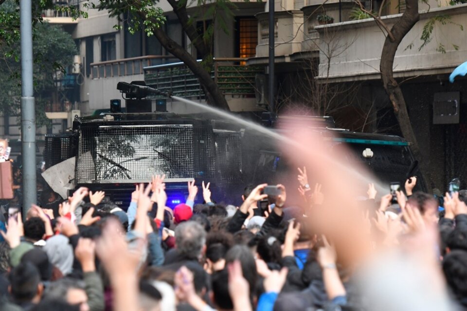 Fuerte repudio a la represión de la Policía de la Ciudad: "Tienen que dejar de perseguir a compañeros y compañeras" (Fuente: Télam)