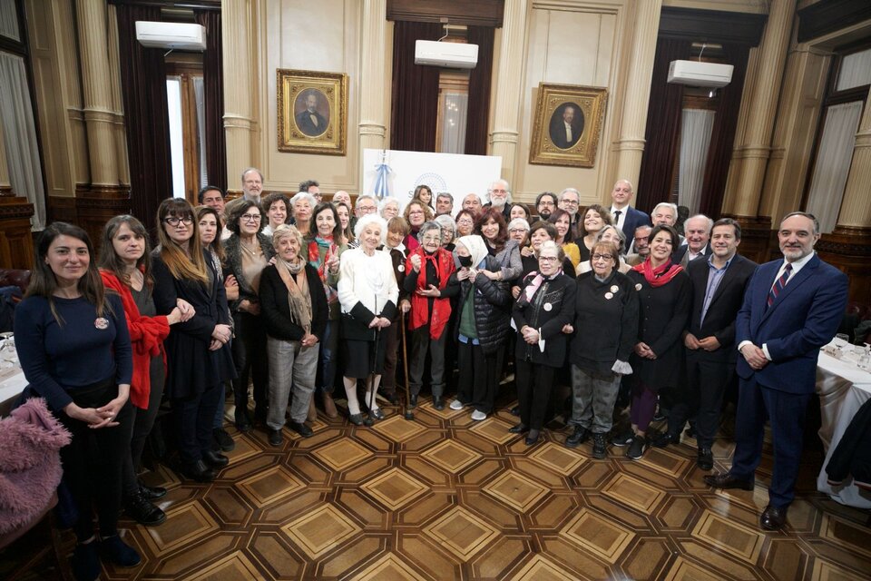 Cristina Kirchner con los organismos de Derechos Humanos en el salón Illia del Senado.