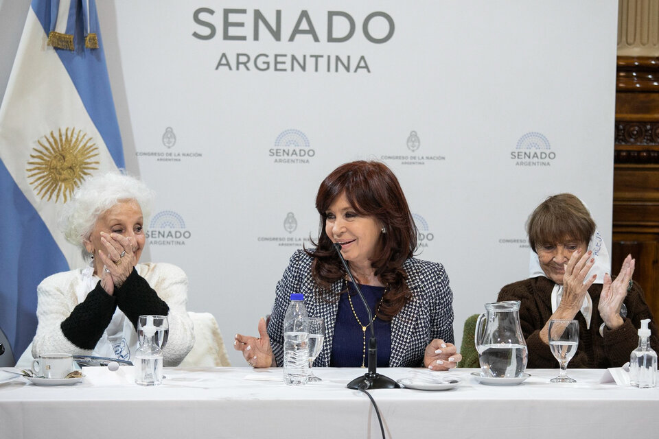 Estela de Carlotto y Taty Almeida, junto a Cristina Fernández de Kirchner. (Fuente: Prensa Senado)