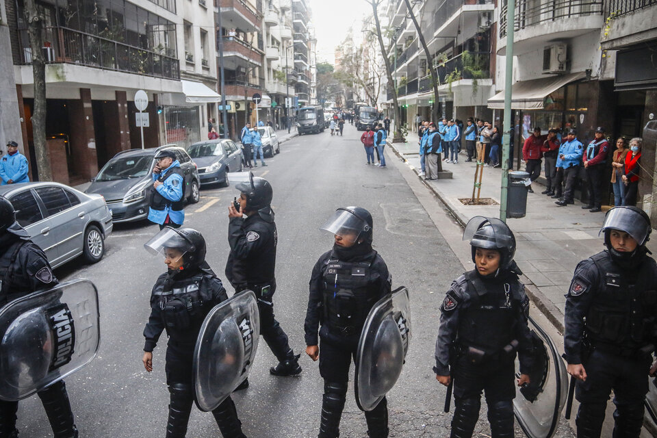 La Policía de la Ciudad apostada alrededor de la casa de Cristina Kirchner. (Fuente: Leandro Teysseire)