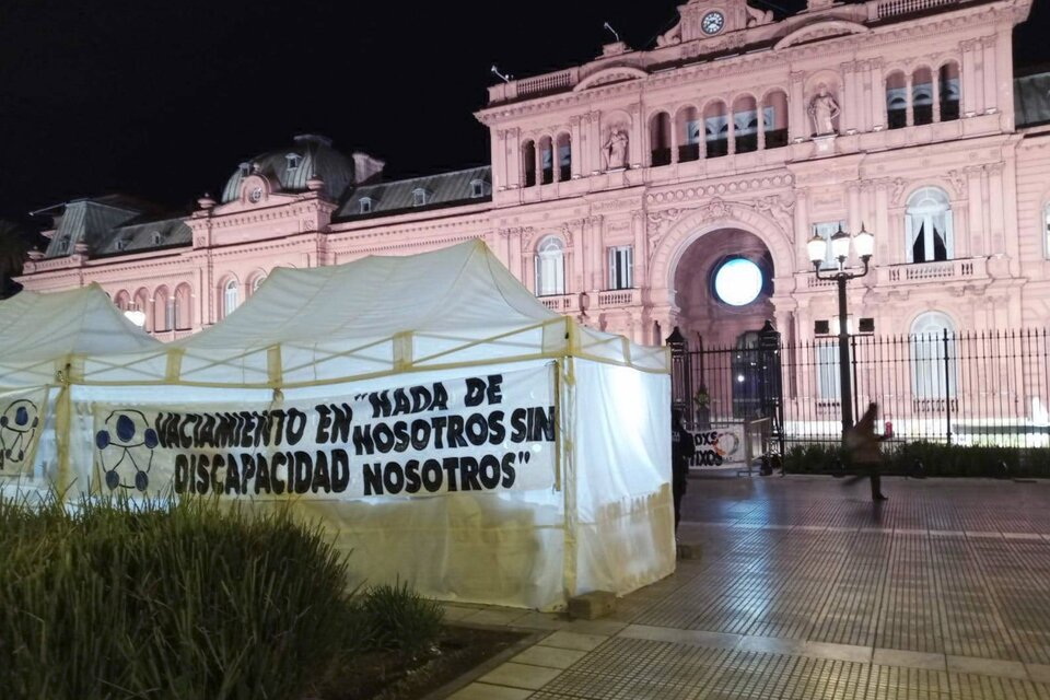 El acampe en Plaza de Mayo en reclamo de los pagos al Colectivo de Discapacidad. (Fuente: Adrián Pérez)