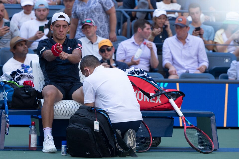 Báez es atendido por el médico antes de abandonar. (Fuente: AFP)