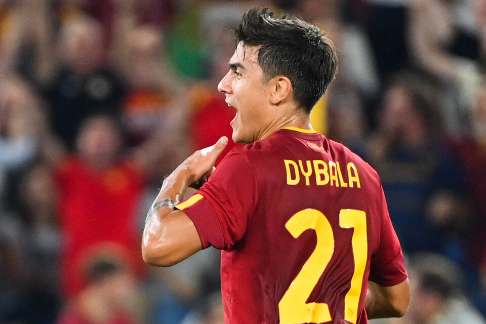 Al ser reemplazado, Dybala fue ovacionado en el estadio Olímpico (Fuente: AFP)