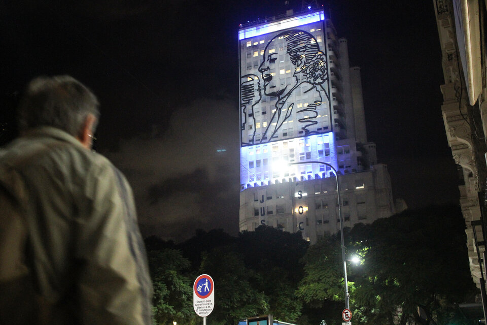 El emblemático edificio del Ministerio de Desarrollo Social, con la imagen de Eva Perón, en la avenida 9 de Julio. (Fuente: Leandro Teysseire)