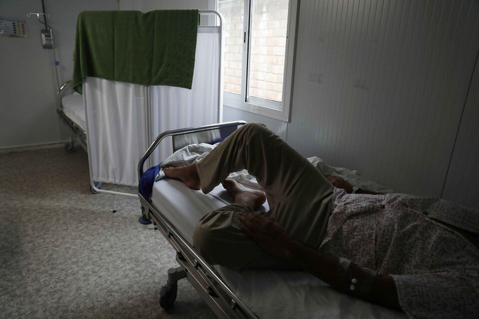 Un paciente espera en Lima tras ser diagnosticado con viruela del mono. (Fuente: EFE)