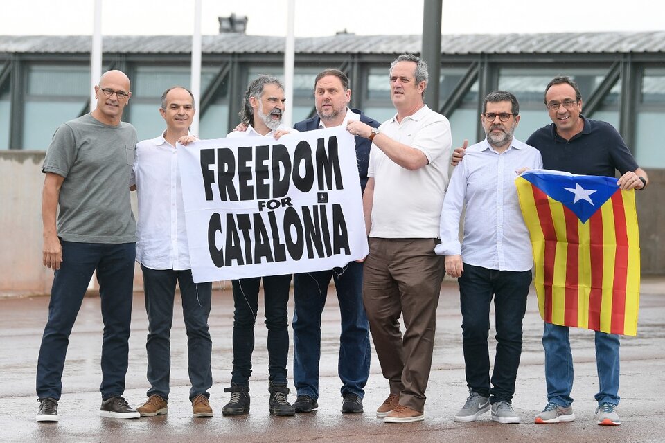 Los líderes separatists catalanes Raul Romeva, Jordi Turull, Jordi Cuixart, Oriol Junqueras, Joaquim Forn, Jordi Sanchez y Josep Rull, fotografiados al salir de la cárcel de Lledoners en junio del 2021.  (Fuente: AFP)