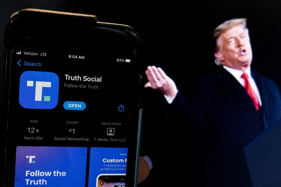 Trump impulsó la creación de Truth Social para contar con una red social propia luego de haber sido expulsado de plataformas como Twitter. (Foto: Stefani Reynolds / AFP)