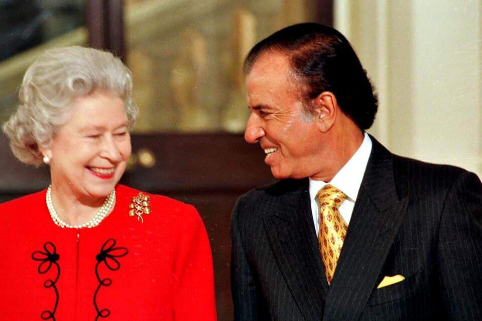Isabel II junto a Carlos Menem en el Palacio de Buckingham, en 1998. 