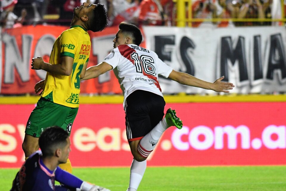 Solari festeja el primero de sus tres goles en Resistencia (Fuente: Fotobaires)