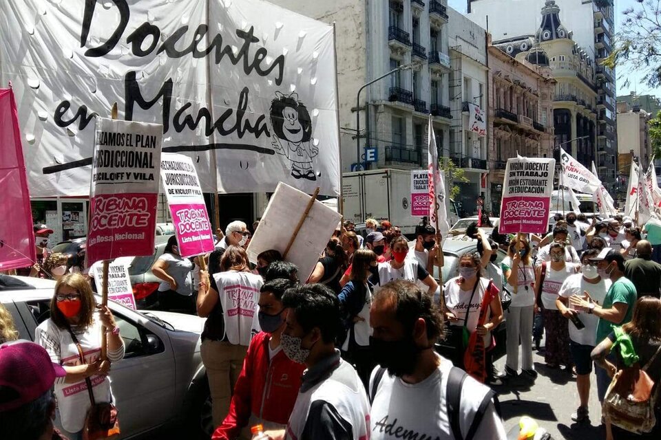 Protesta de docentes por las condiciones de trabajo.
