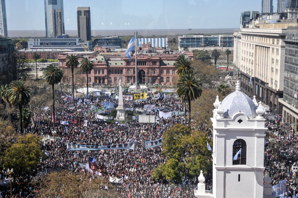 Miles de personas colman la Plaza de Mayo y sus alrededores. (Fuente: Julio Mancini)