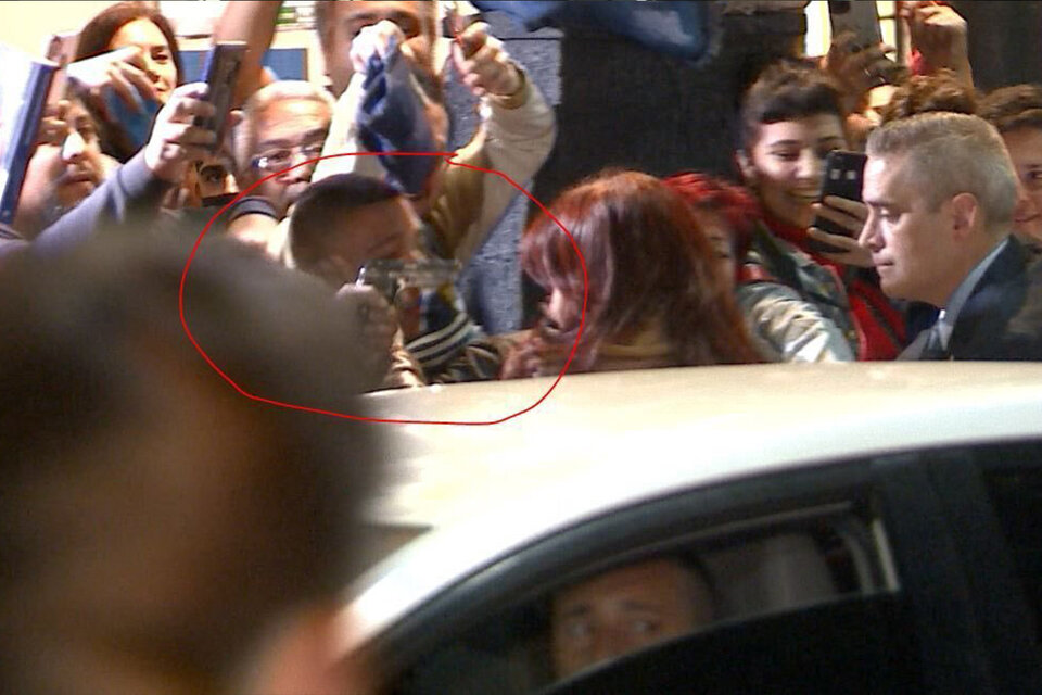 Momento del ataque a Cristina Fernández de Kirchner en la puerta de su domicilio.