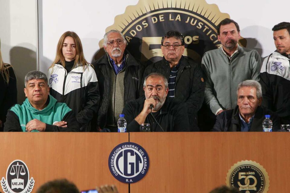 Los miembros del triunvirato de la CGT, Pablo Moyano, Carlos Acuña y Héctor Daer, durante una conferencia de prensa el pasado mes de agosto. (Foto: NA/Archivo)