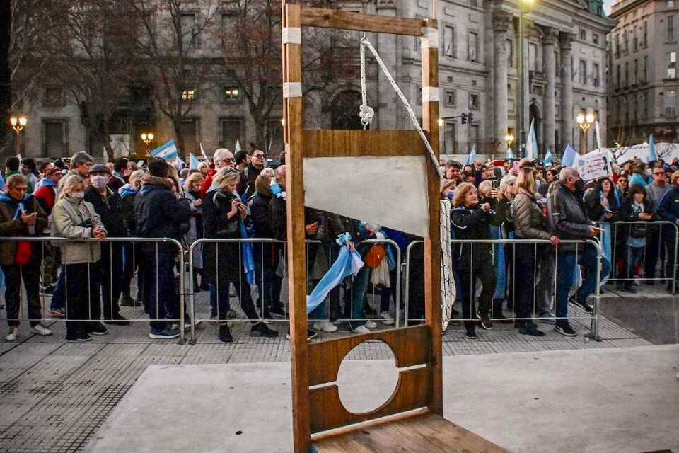 La guillotina exhibida en las marchas opositoras. "El atentado es la cumbre de un proceso", plantea Alejandro Kaufman. (Fuente: Télam)