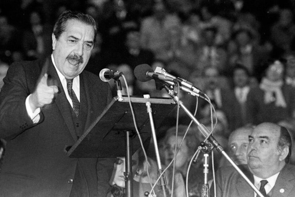 El expresidente Raúl Alfonsín fue víctima de dos atentados fallidos contra su vida, uno en 1986 y otro en 1991. Imagen: Télam. 