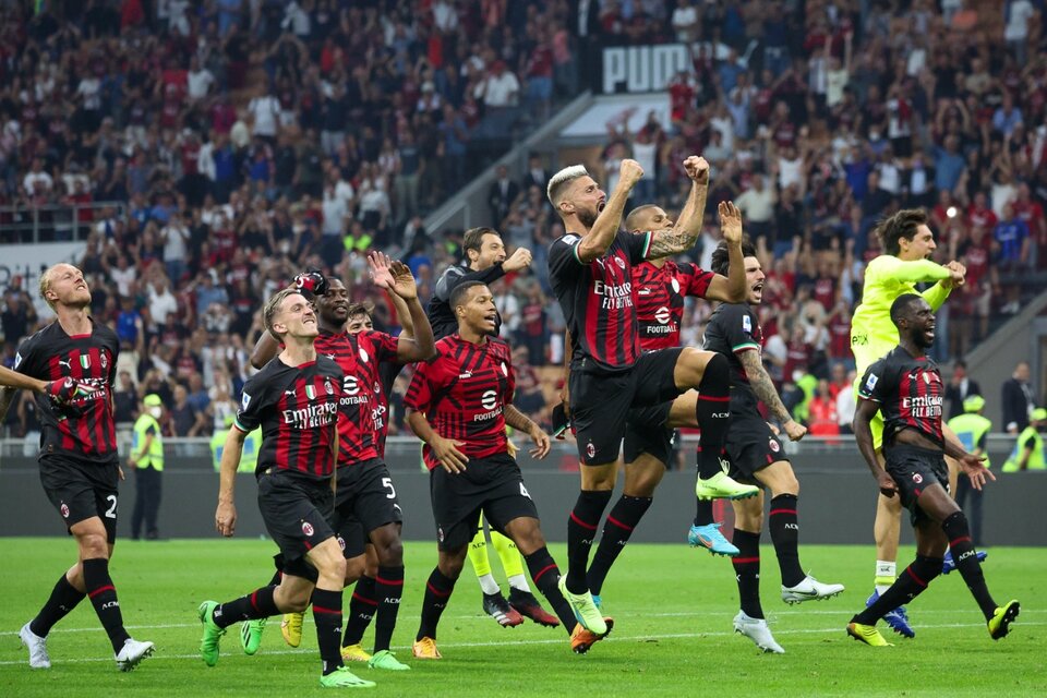 El festejo de los jugadores del Milan de cara a su gente (Fuente: EFE)