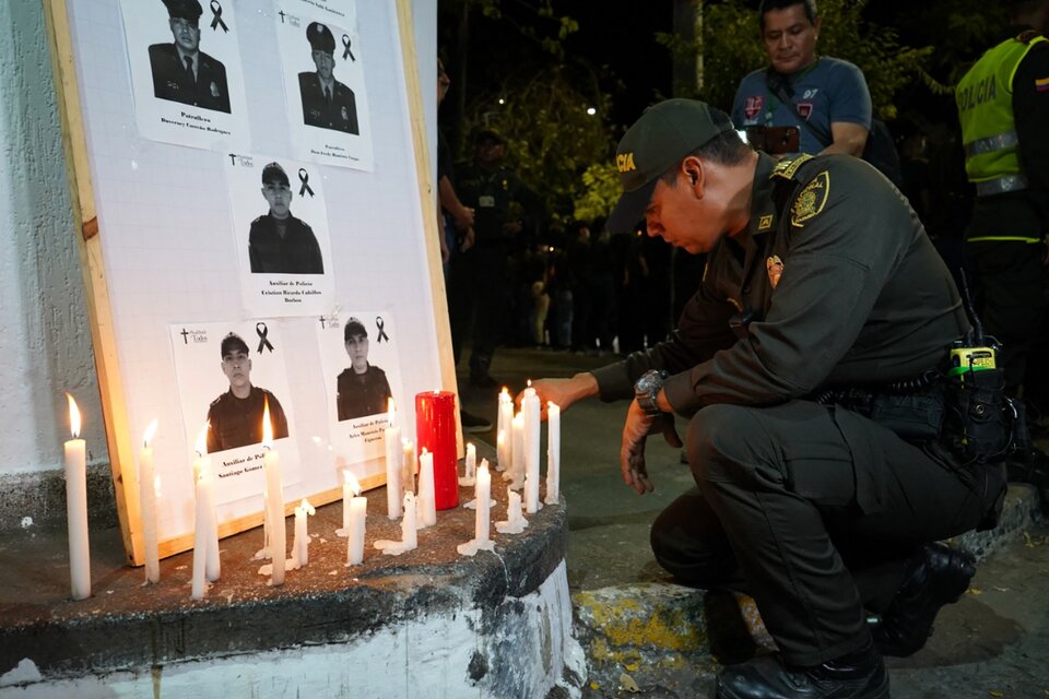 Tributo en Neiva, departamento de Huila, a los oficiales caídos. (Fuente: AFP)