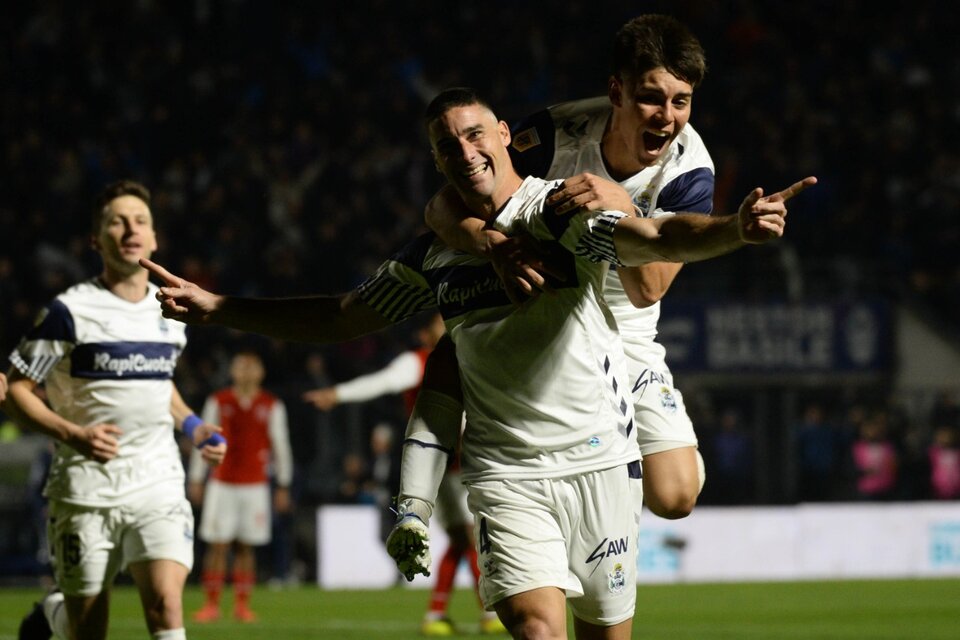 Morales, que anotó el segundo gol, celebra con Domínguez, autor del primer tanto (Fuente: Fotobaires)