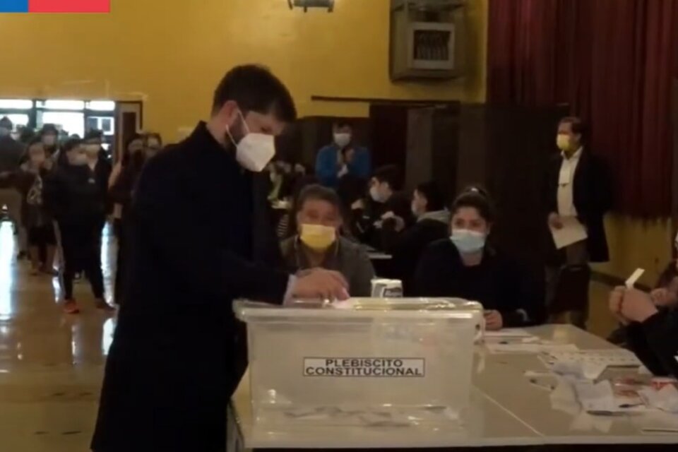 El presidente Gabriel Boric votando este domingo / Captura de video
