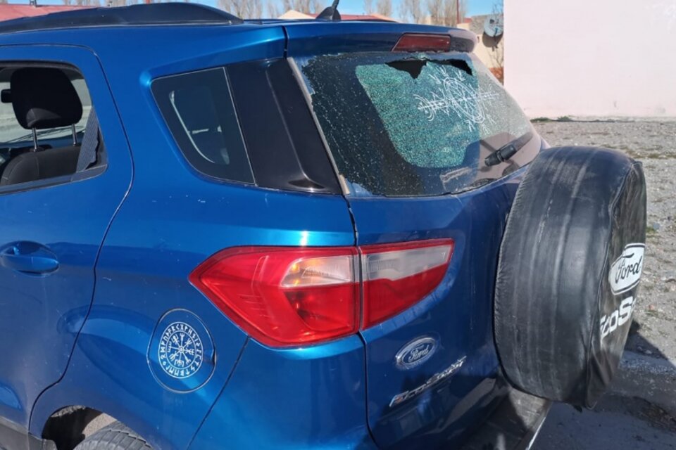 La concejala de la localidad de Perito Moreno recibió en la luneta de su auto un disparo de aire comprimido, cuando participaba de una caravana en repudio al atentado contra por la vicepresidenta. (Fuente: Télam)