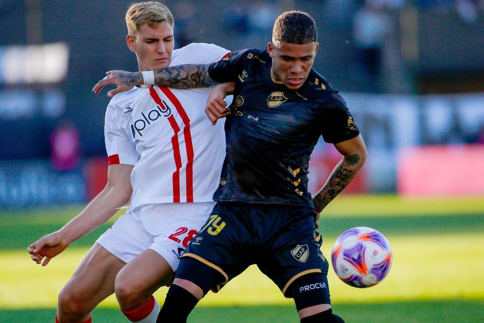 Costa cubre la pelota ante Pellegrino; sin ventaja entre el Calamar y el Pincha (Fuente: Fotobaires)