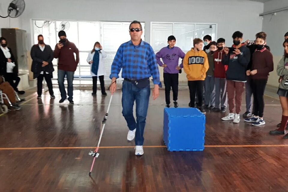 Estudiantes catamarqueños crearon bastón para asistir a ciegos 