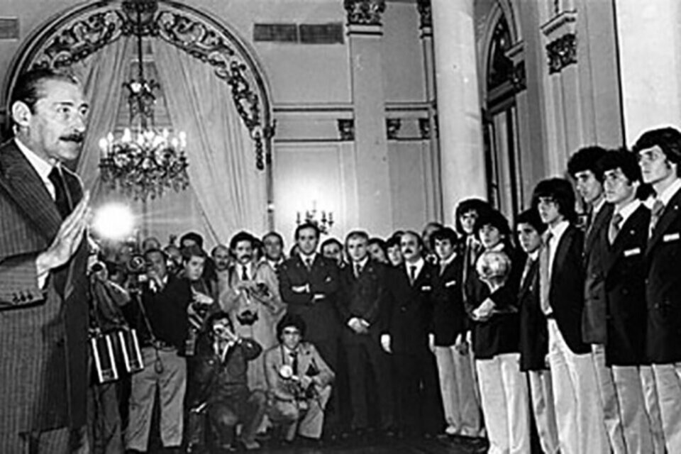 Los jugadores de la Selección Juvenil campeona en Japón 1979 junto al dictador Videla.