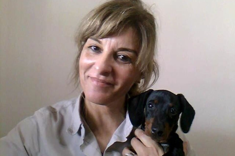 Silvia Colletti junto a Dharma, su perra salchicha.
