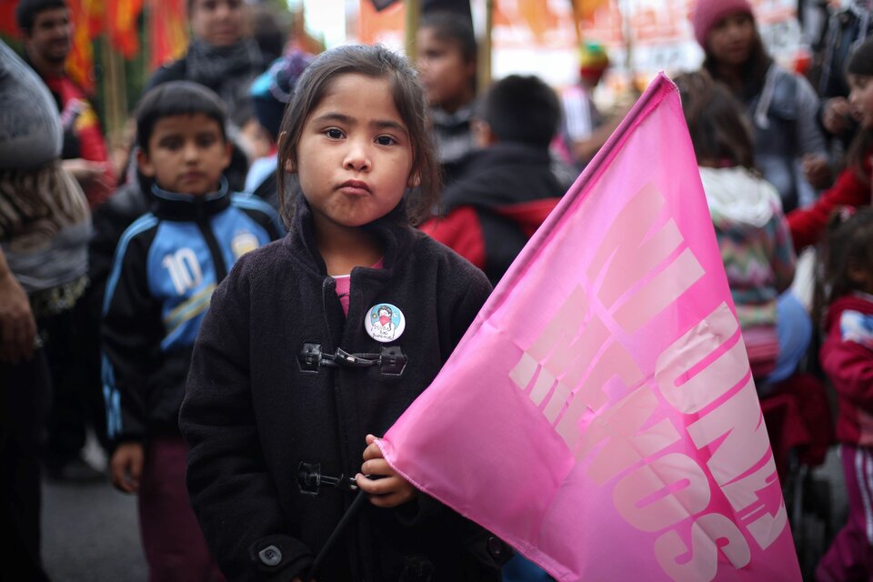 Una niña sostiene una bandera de Ni Una Menos, el 3 de junio de 2018. (Fuente: Jose Nico)