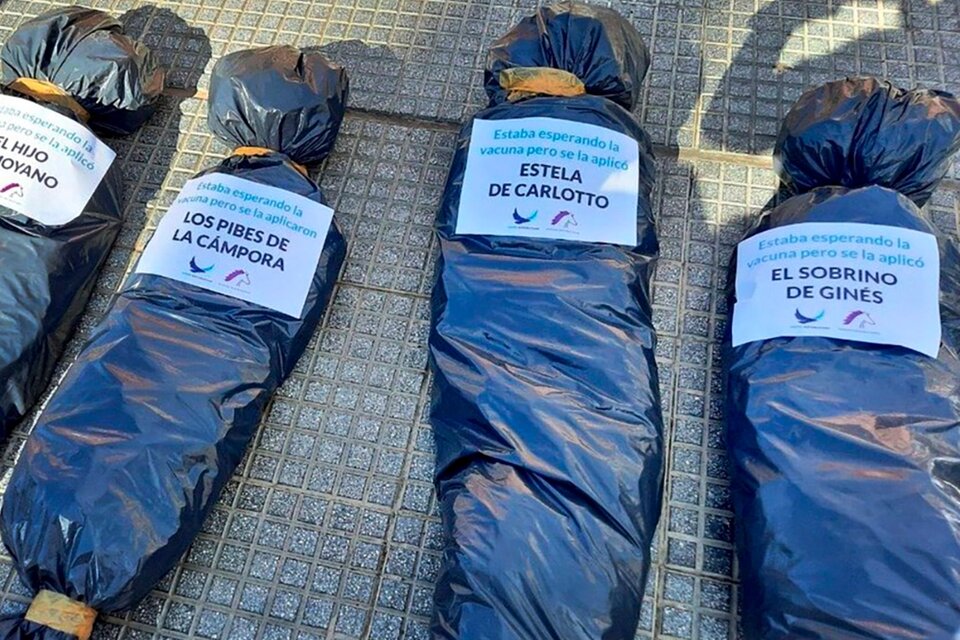 Bolsas mortuorias colocadas por un sector de Juntos por el Cambio frente a la Casa Rosada.