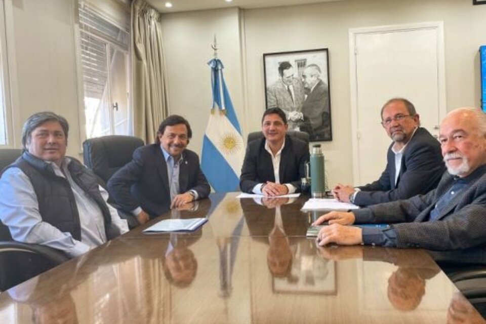 Gustavo Sáenz reunido con autoridades de Trenes Argentinos. 