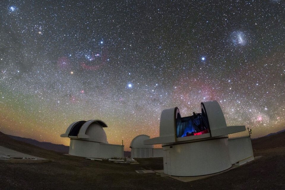Los telescopios del Observatorio Austral SPECULOOS en el desierto de Atacama, Chile, ayudaron a confirmar la existencia de las dos "supertierras."