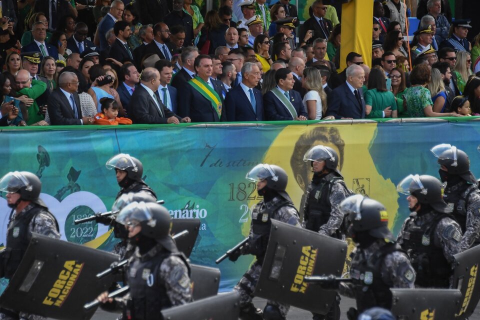 Con banda verde y amarilla Bolsonaro sigue el desfile en Brasilia desde el palco de honor. (Fuente: AFP)