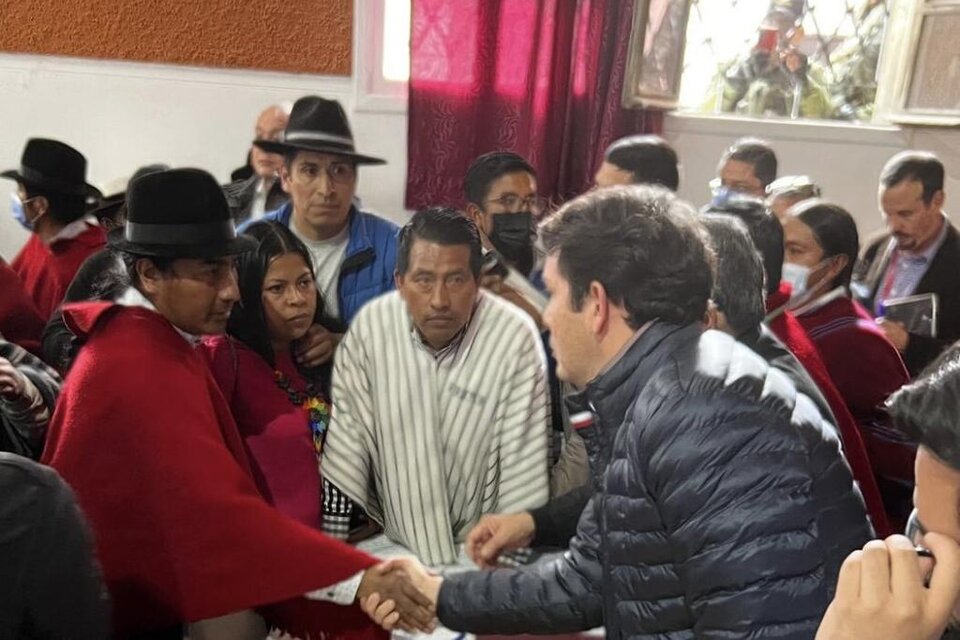 Líder de la Conaie, Leonidas Iza, estrecha la mano del Ministro de Gobierno de Ecuador, Francisco Jiménez / Twitter de Francisco Jiménez. 