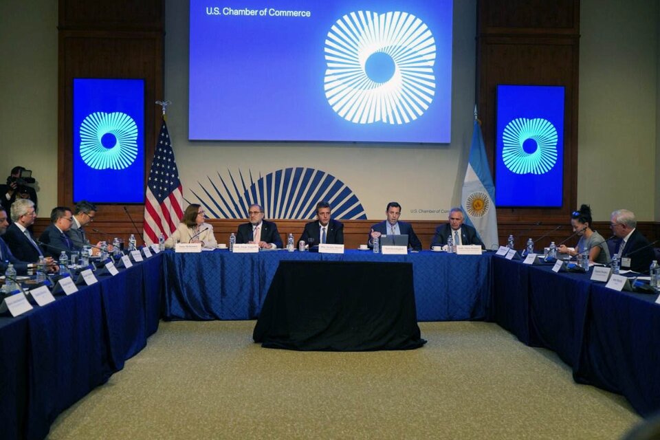 El ministro Sergio Massa y embajador Jorge Argüello frente a los empresarios. (Fuente: NA)