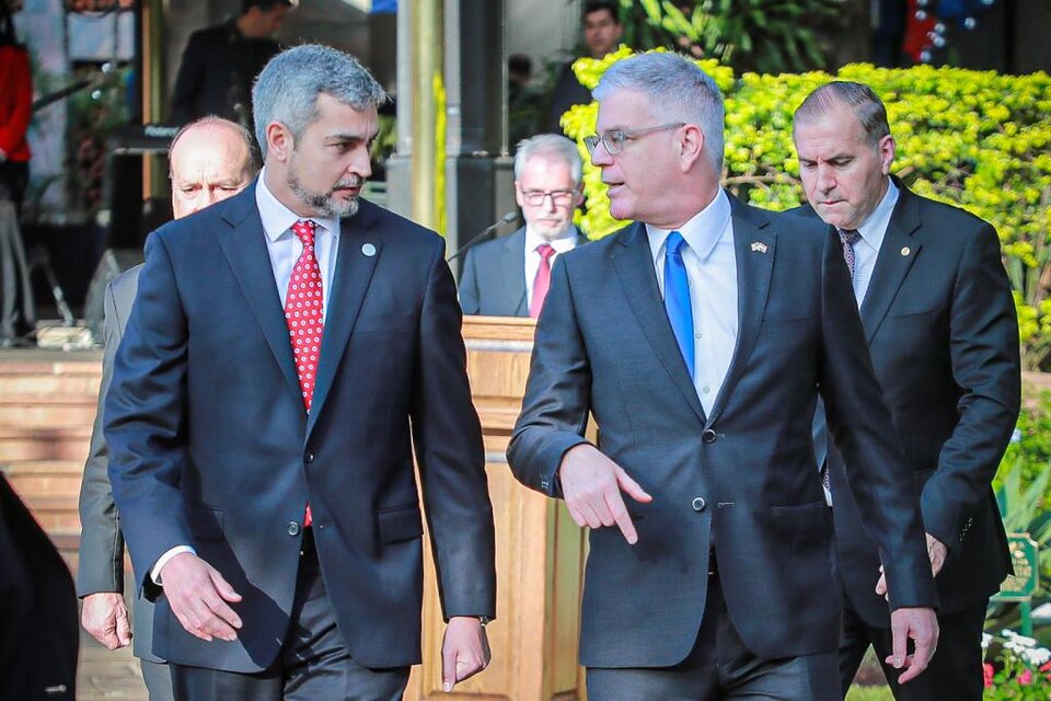 El presidente de Paraguay, Mario Abdo (izq.) y con el embajador de Estados Unidos en Paraguay, Marc Ostfield / Anibal Ovelar, Presidencia de Paraguay