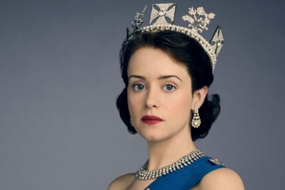 La actriz Claire Foy encarna a la reina Isabel II apenas sube el trono del Reino Unido, en la serie "The Crown", original de Netflix. Su interpretaciòn le valió un Globo de Oro. (Foto: Netflix)